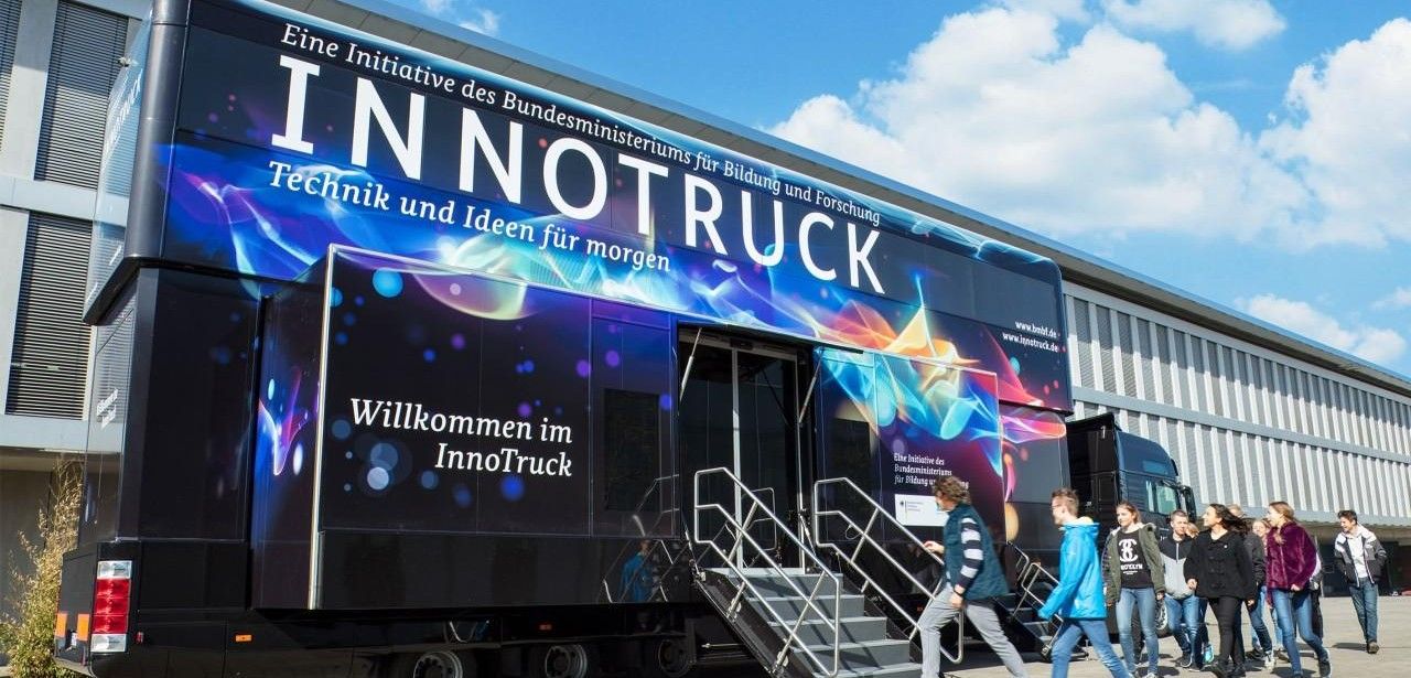 InnoTruck präsentiert Innovationen und Zukunftsfelder in interaktiver (Foto: (C) BMBF-Initiative InnoTruck. FLAD & FLAD Communication GmbH)