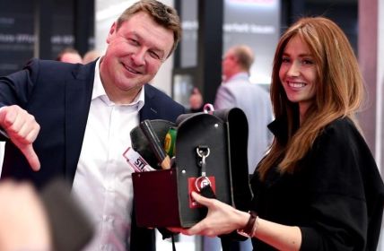 20 Fachhandwerkerinnen mobilisiert: Sandra Hunke gewinnt Messestand-Wette gegen (Foto: Stiebel Eltron GmbH & Co. KG)
