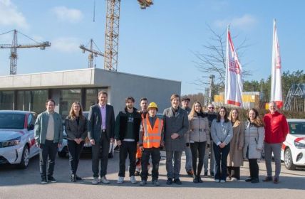 Max Bögl honoriert Nachwuchstalente mit Azubi-Fahrzeugen sechs Monate (Foto: Firmengruppe Max Bögl)