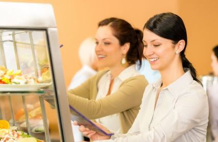 Mythen der Gemeinschaftsgastronomie entlarven mit echten DGE-Standards und (Foto: AdobeStock - CandyBox Images - 41403936)