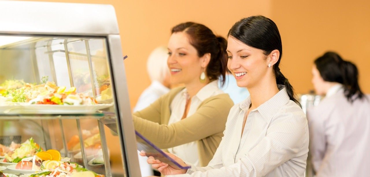 Mythen der Gemeinschaftsgastronomie entlarven mit echten DGE-Standards und (Foto: AdobeStock - CandyBox Images - 41403936)